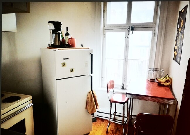 Building Photo - 989 Rue Saint-André