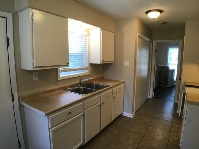 Building Photo - 5962 Raintree Dr