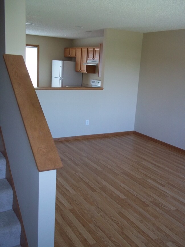 Building Photo - Hugo - Like New 2 Bed/2 Bath Townhome W/ A...