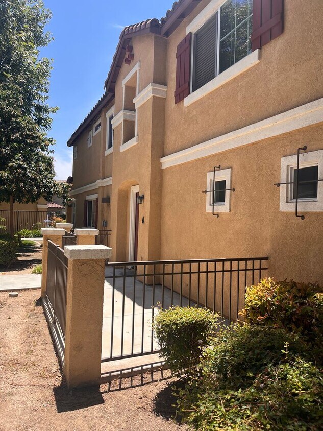 Foto principal - 2BD/2BA Condo - Iris Ave.