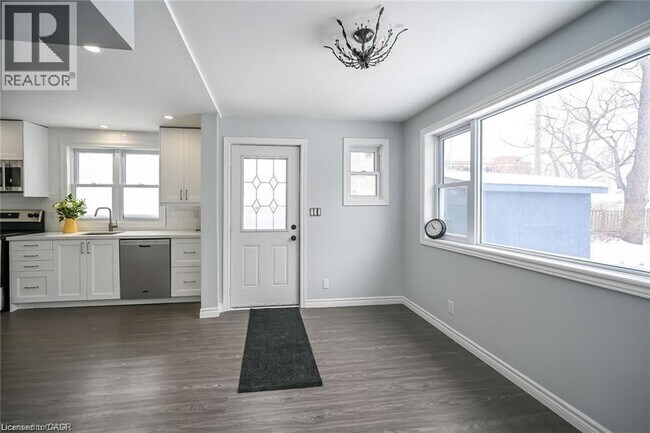 Building Photo - 5 York St