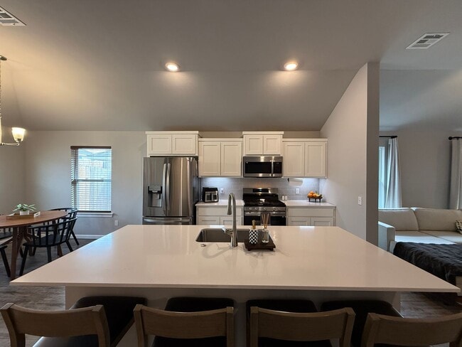 Building Photo - ***JUNE SPECIAL 50% OFF FIRST MONTH'S RENT...