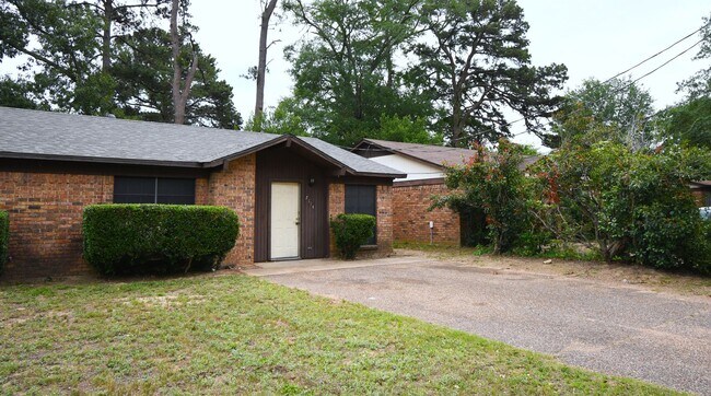 Foto del edificio - Economical 2 Bedroom Duplex in South Tyler-Lawn Care Included!