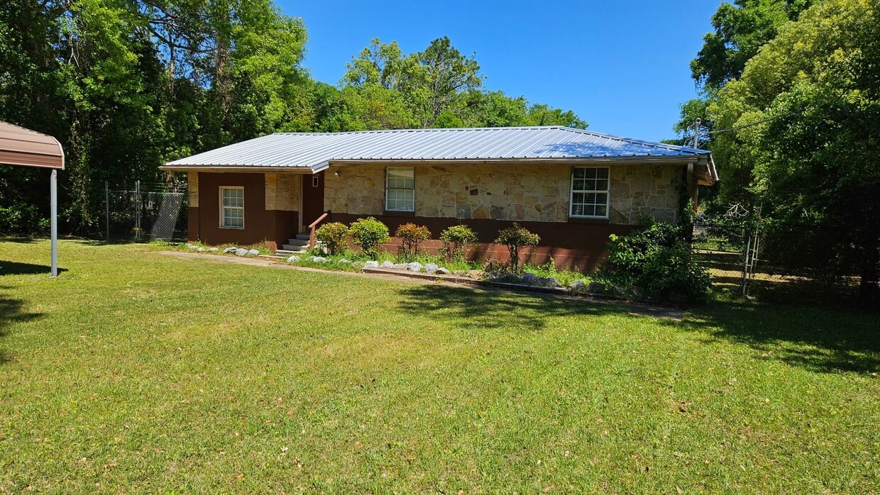 Primary Photo - Rent - 3 bed 1 bath home