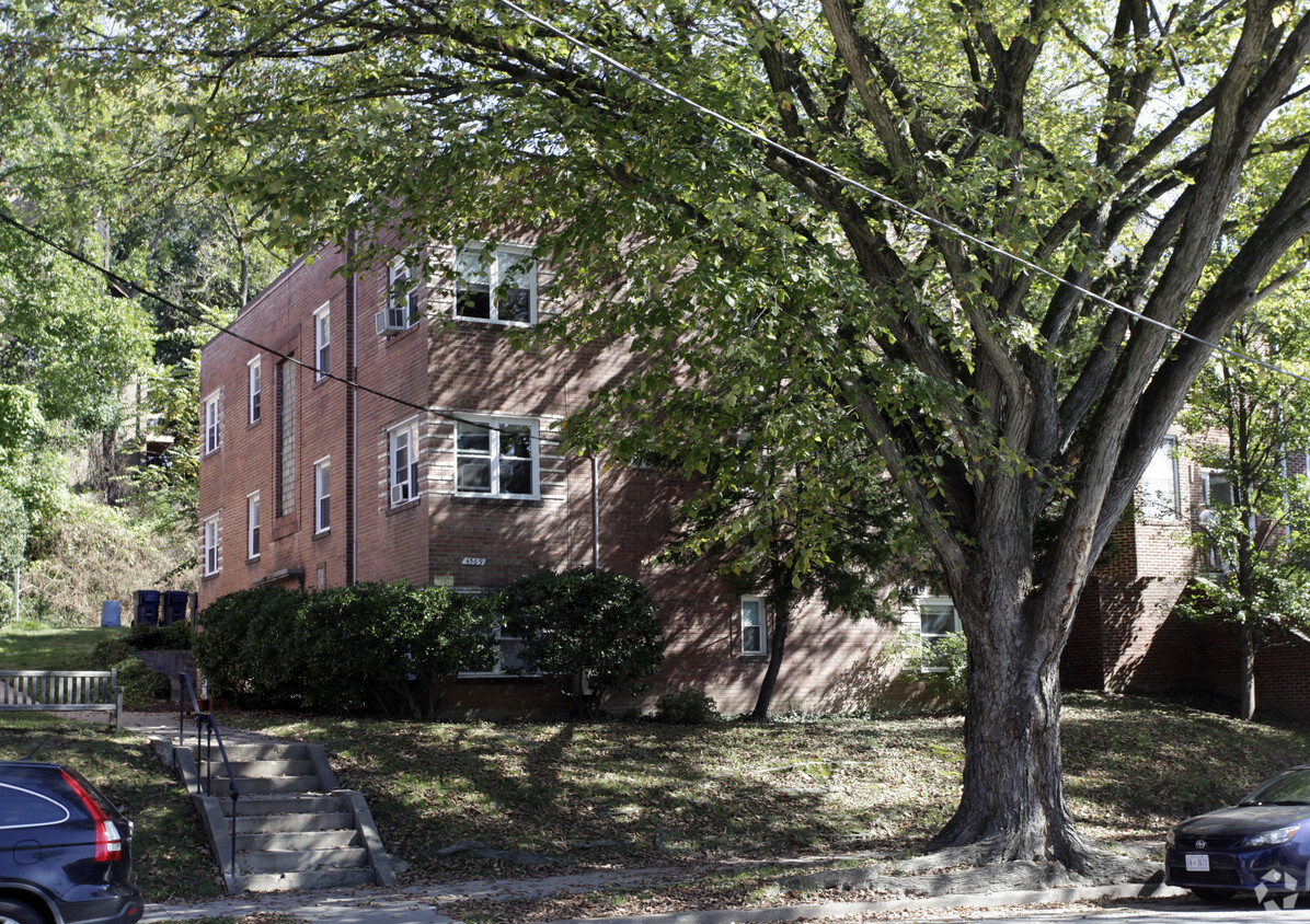 Foto del edificio - 4569 MacArthur Blvd NW