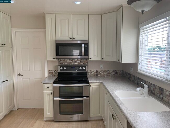 Building Photo - 1608 Claycord Ave