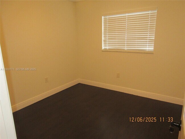 Building Photo - 550 SW 115th Ave