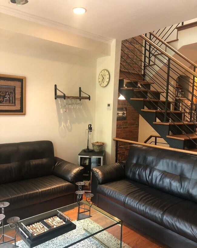 Building Photo - Great 3 BR 2 Bath Row Home in Shaw