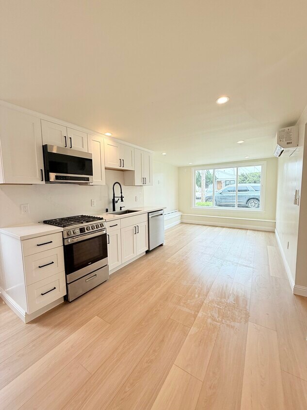 Kitchen/dining - 734 2nd Ave