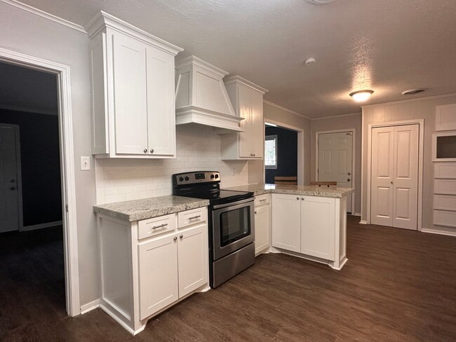 Building Photo - Spacious 3/2 University Area