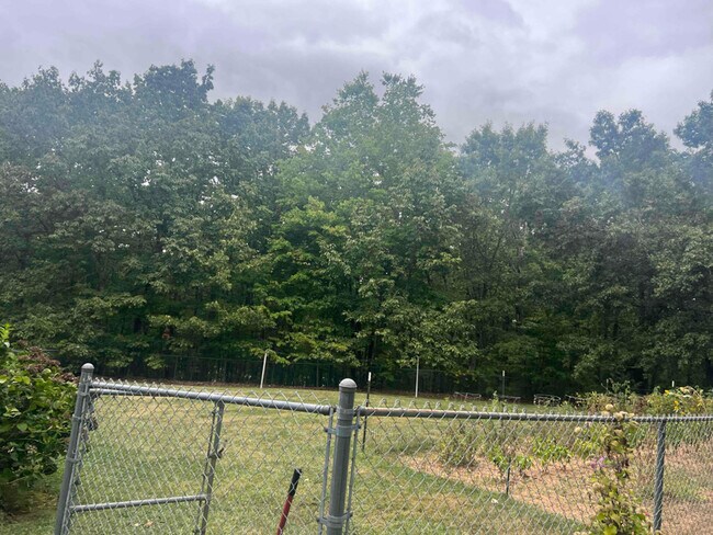 Foto del edificio - 347 Colemans Mill Rd