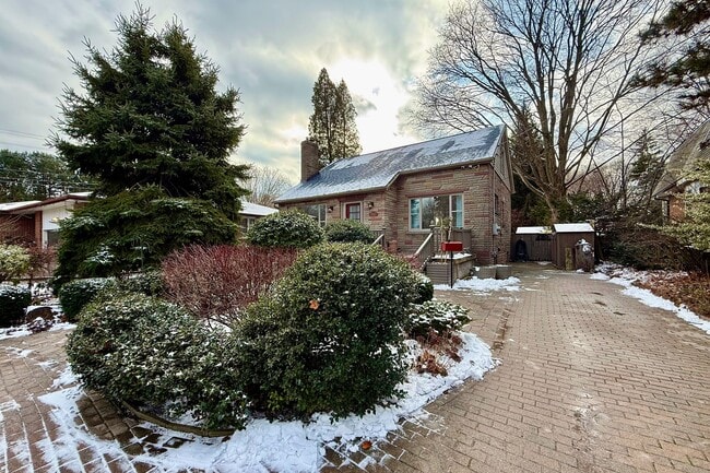 Building Photo - 740 Clarkson Rd S