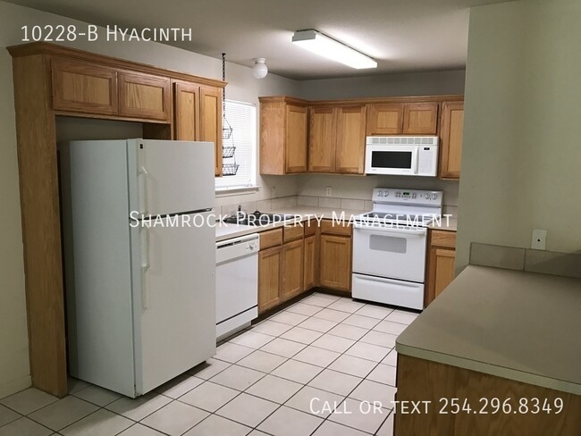 Building Photo - Duplex in China Spring!