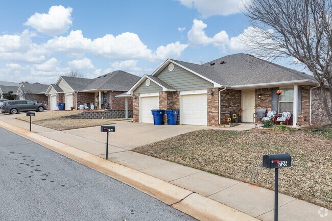 Foto del edificio - Cottage Park Guthrie 62+ Senior Community