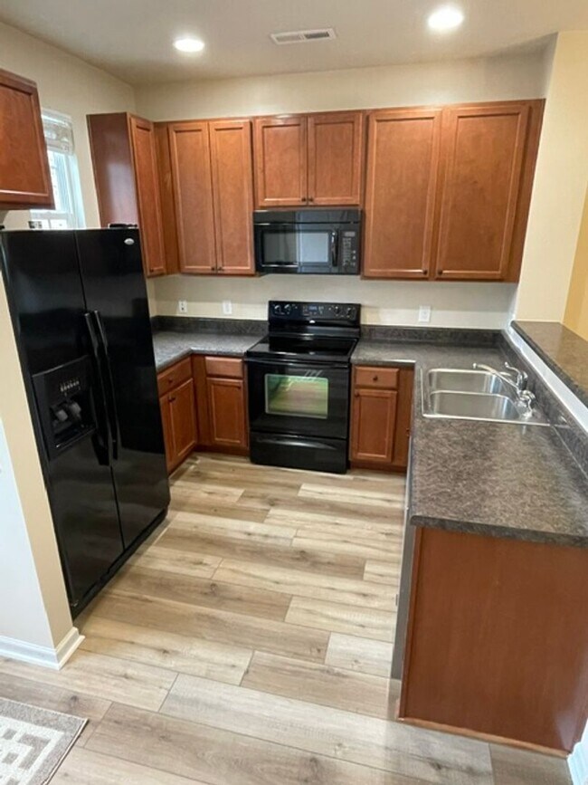 Foto del edificio - 2 BR/2.5BA | Newly Renovated Single Family Home | Assigned Parking Space | Fenced Patio