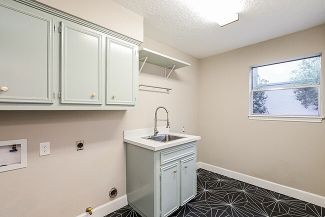 Foto del edificio - 11818 Oakcroft Dr