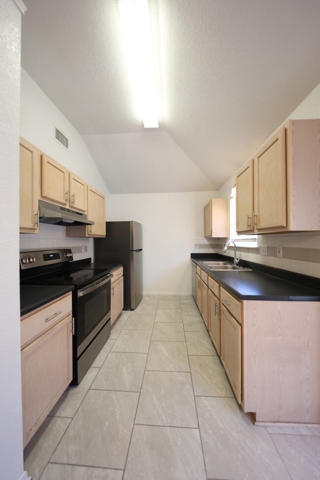 Building Photo - 3204 Southhill Dr
