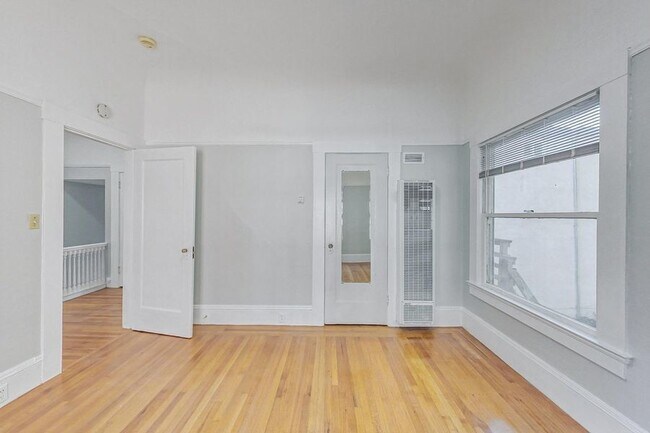 Building Photo - Spacious, light filled upper unit in great...