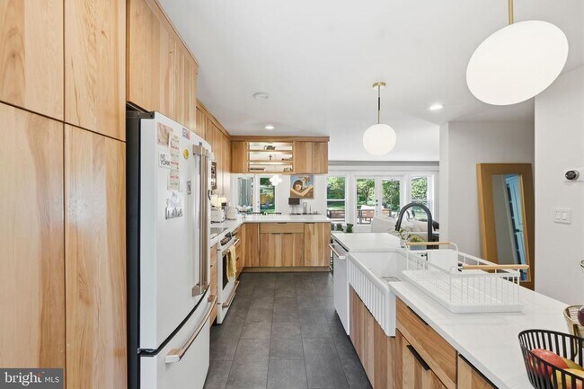 Foto del edificio - 5902 Wilson Ln