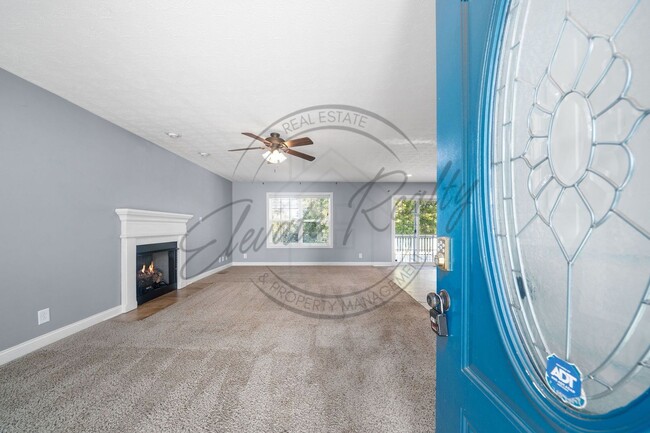 Foto del edificio - Charming 3-Bedroom Home with Bonus Room, F...