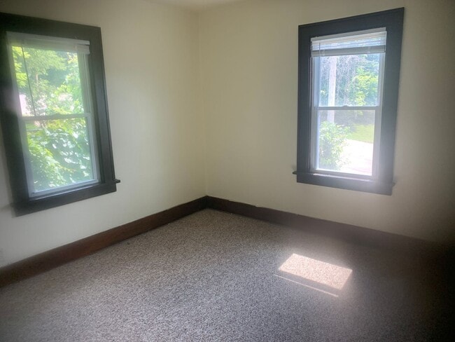 Building Photo - 111-111 E Van Buren St