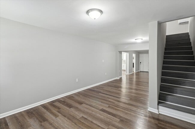 Building Photo - Huge East Savannah 5BR/2BA House For Rent