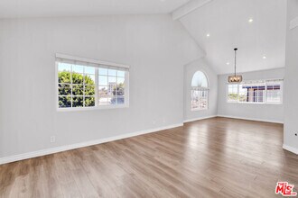 Building Photo - 119 E Beach Ave