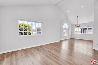 Building Photo - 119 E Beach Ave
