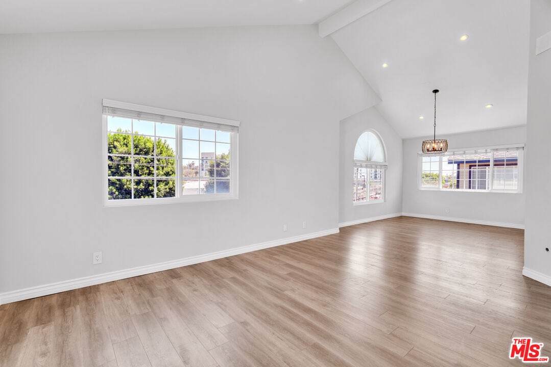 Foto principal - 119 E Beach Ave