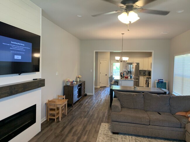 Building Photo - 1220 Shadow Bluff Dr