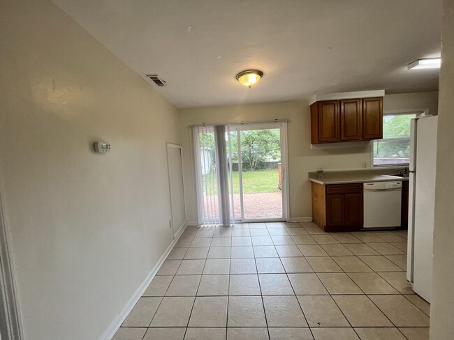 Building Photo - 3611 S Lakewood Dr