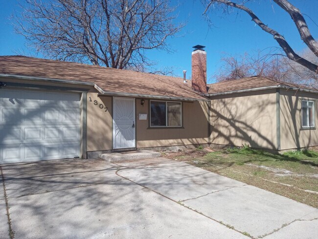 Building Photo - Home on large corner lot