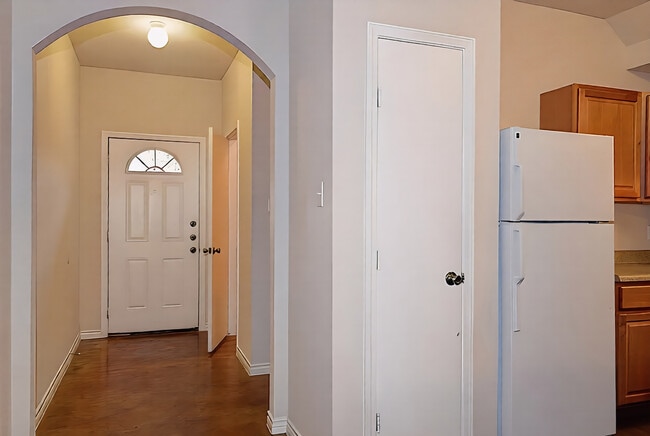 Building Photo - 7818 Kingsbury Wood