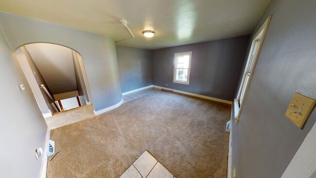 Building Photo - 4 Bedroom / 1 Bath Home For Rent!