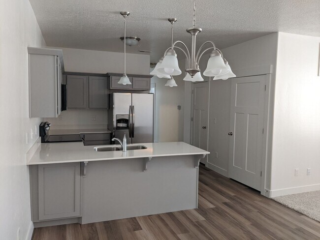 Foto del edificio - Beautiful 3-Bed Condo – $1,650! Move In by...