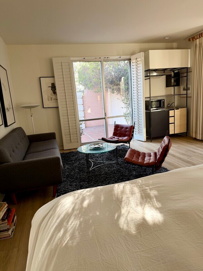 Foto del edificio - 910 Benedict Canyon Dr