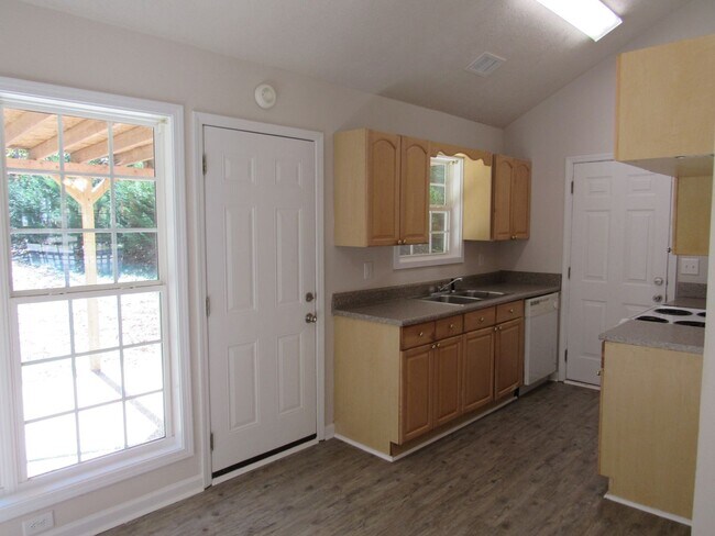 Building Photo - Great Ranch Home Available NOW!