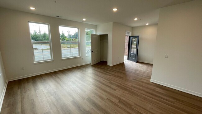Foto del interior - Forest Ave - Luxury Off-Campus Housing!