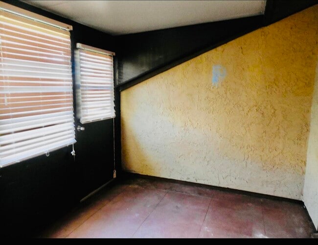 Building Photo - 614 SW Jeanne St