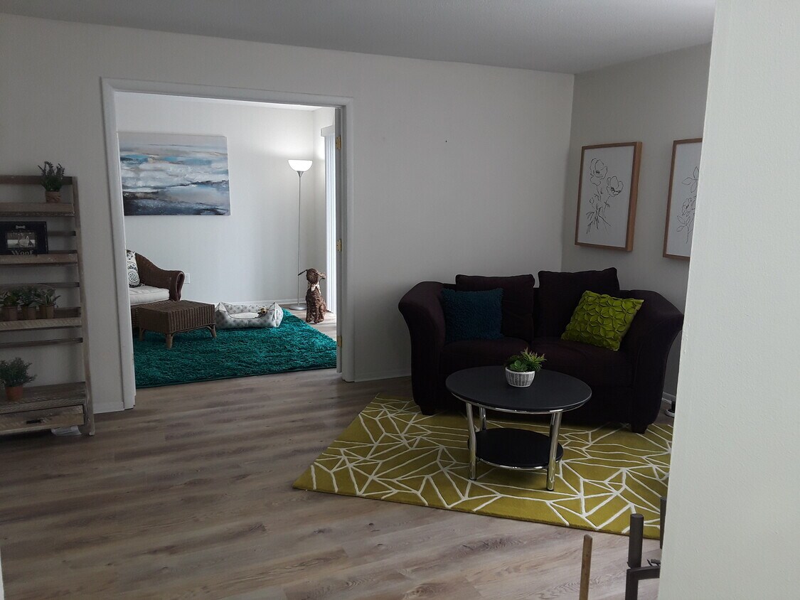 3rd habitaciones y habitación multiuso de descuento en la sala de estar - 7195 S Gaylord St
