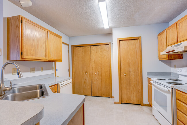 Large kitchen - 4005 Wilshire Cir