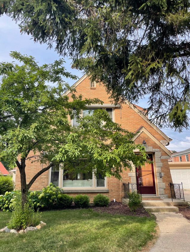 2051 Ludington Ave, Wauwatosa, WI 53226 Townhome Rentals in Wauwatosa