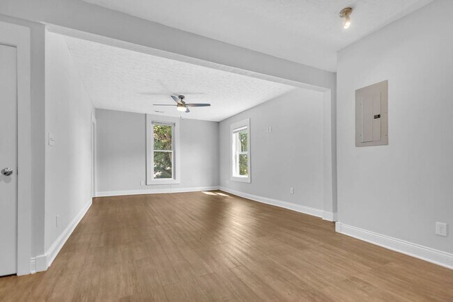 Foto del edificio - 645 N College Ave