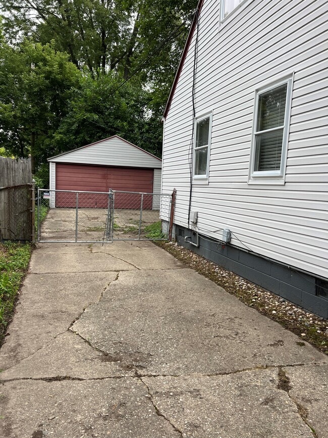 Building Photo - 1817 Barrett Ave