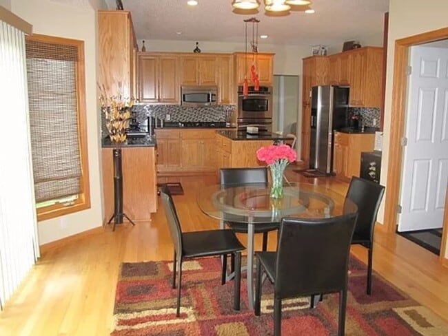 Foto del edificio - Beautiful, well maintained Two Story Home ...