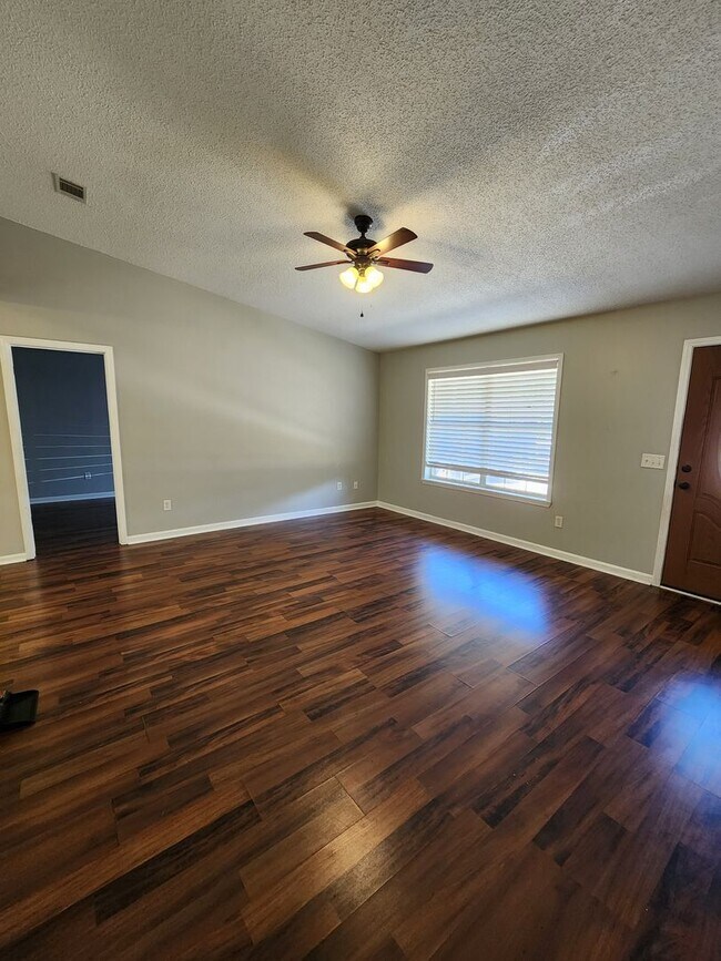 Building Photo - 1011 Farr Ct