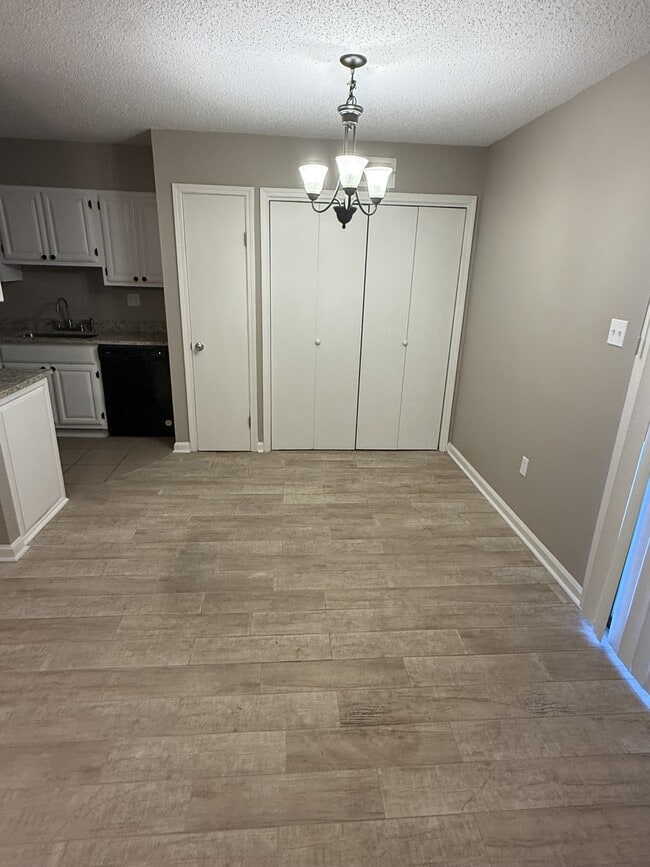 Building Photo - 855 Charter Oak Dr