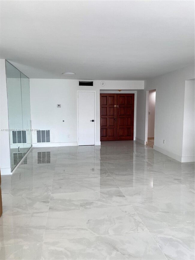 Building Photo - 1420 Brickell Bay Dr