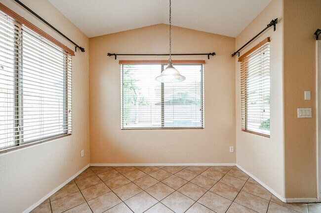 Foto del edificio - BEAUTIFUL 4 BEDROOM, 2.5 BATH WITH A POOL IN THE HEART OF GILBERT