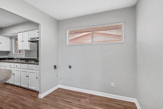 Foto del edificio - 2821 General Doolittle Ave